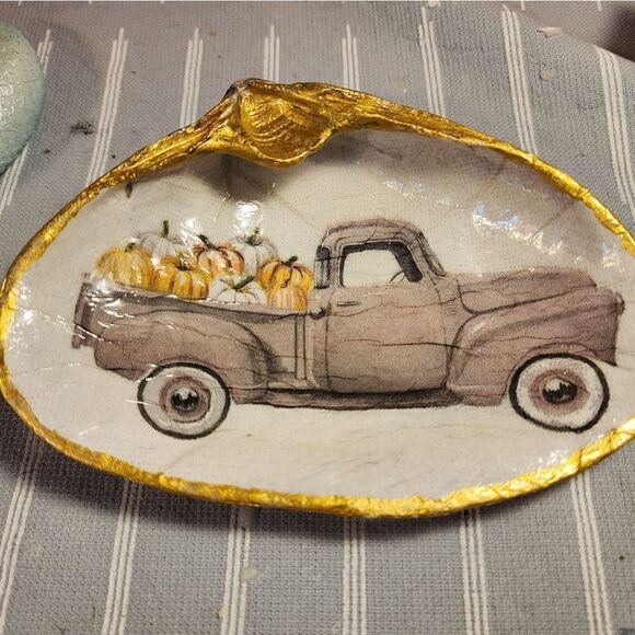 DECOUPAGE CLAM SHELL DECOUPAGE TRUCK WITH PUMPKINS IS ON A CLAM SHELL - Picture 4 of 11
